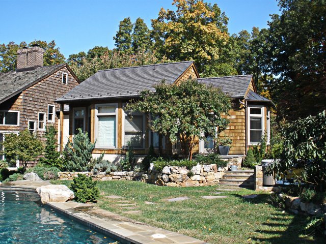 What Homeowners Should Know Before Choosing Cedar Shake Roofing